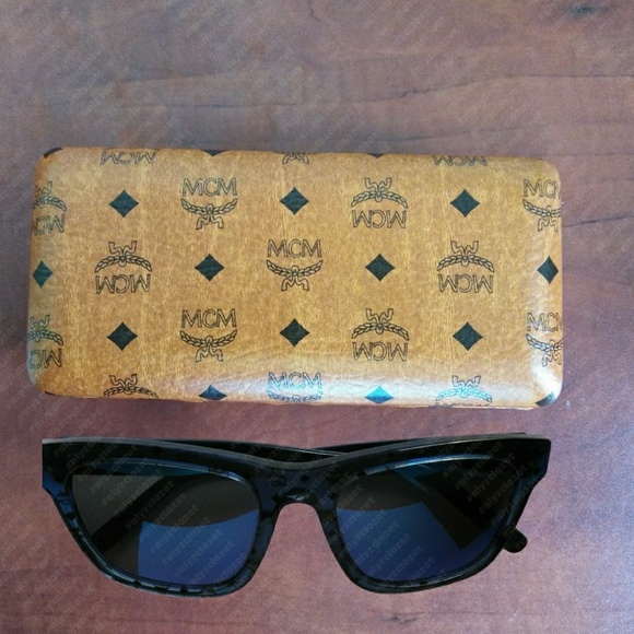 🌟NWT🌟 MCM Visetos Sunglasses - Picture 2 of 6